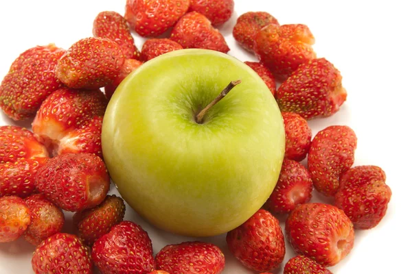 Grönt äpple och röda jordgubbar — Stockfoto