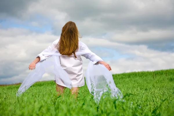 Mujer con bufanda blanca en el campo — Foto de Stock