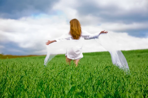 Donna sul campo di avena — Foto Stock