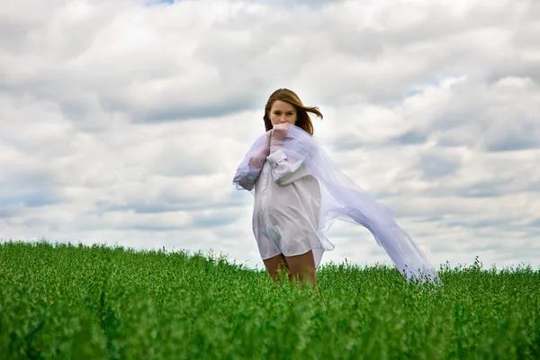 Mujer tímida de blanco — Foto de Stock