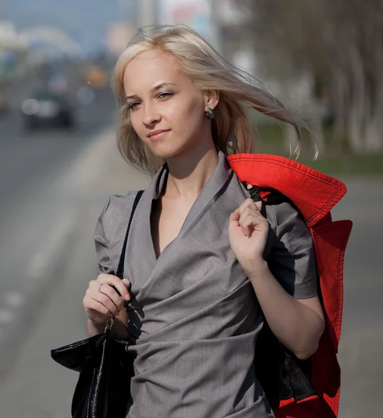 Belle femme debout sur le fond noir femme marche o — Photo