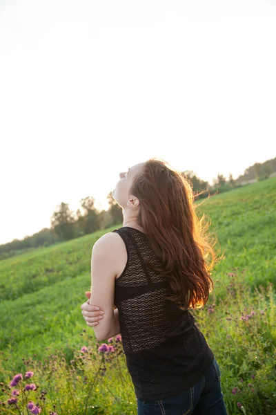 Hermosa chica en el prado —  Fotos de Stock