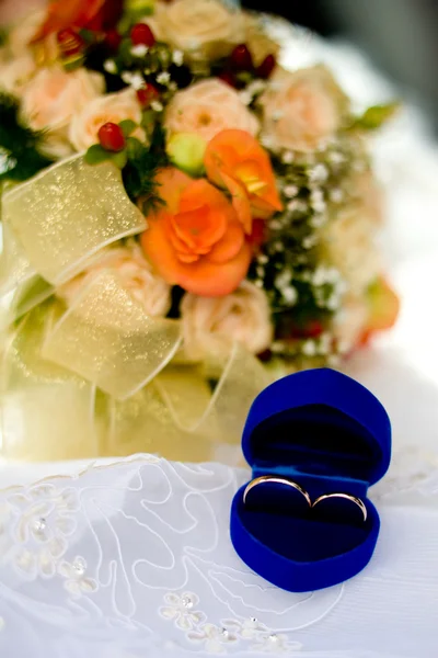 Dois anéis de casamento de ouro — Fotografia de Stock