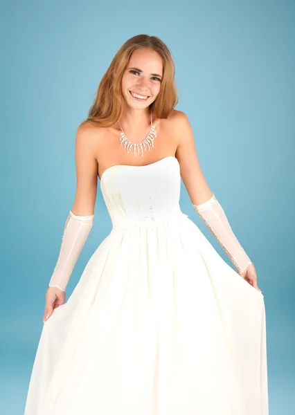 Hermosa novia en vestido de novia sonriendo —  Fotos de Stock