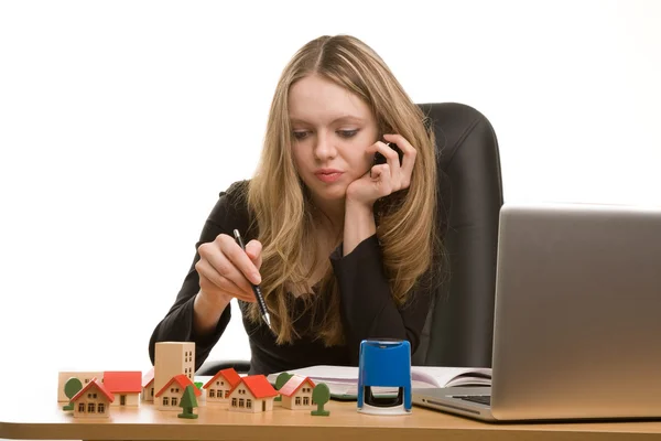 Joven empresaria trabajando — Foto de Stock