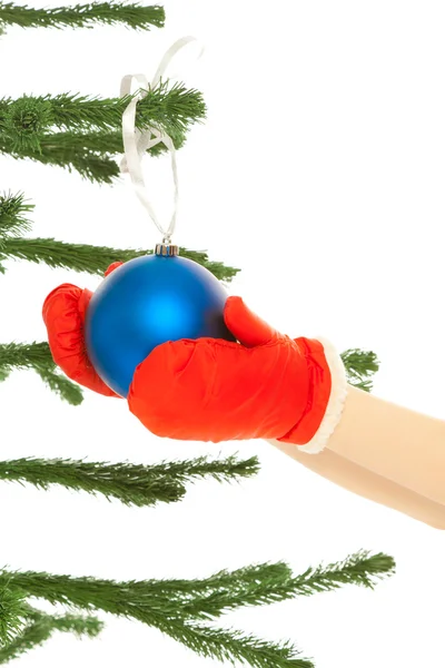 Mains de femme habiller arbre de Noël — Photo
