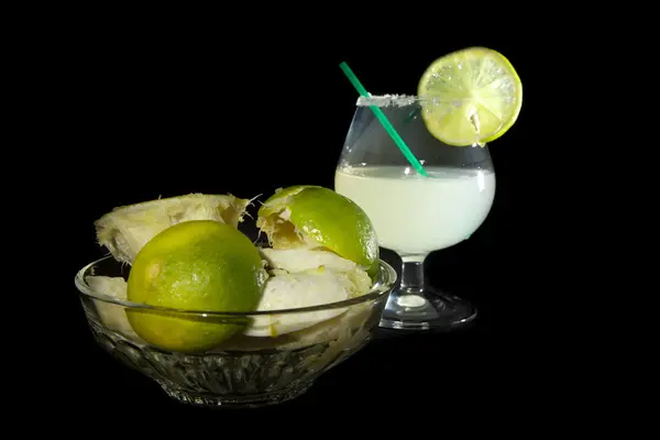 Margarita cocktail and a plate of squashed lime — Stock Photo, Image