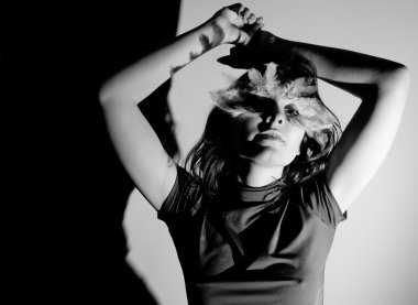 l tüy yüzünde kızla