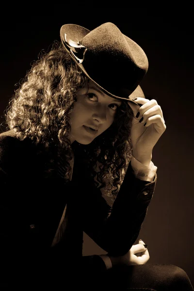 Beautiful curly-haired woman looking to the camera — Stock Photo, Image