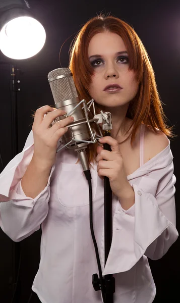 Femme avec microphone — Photo