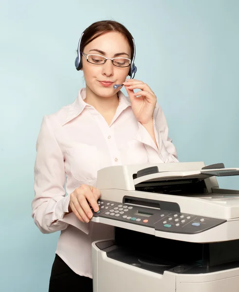 Femme d'affaires avec copieur — Photo