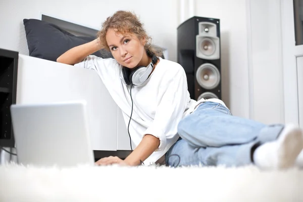 Güzel bir kadın ile katta oturan laptop — Stok fotoğraf