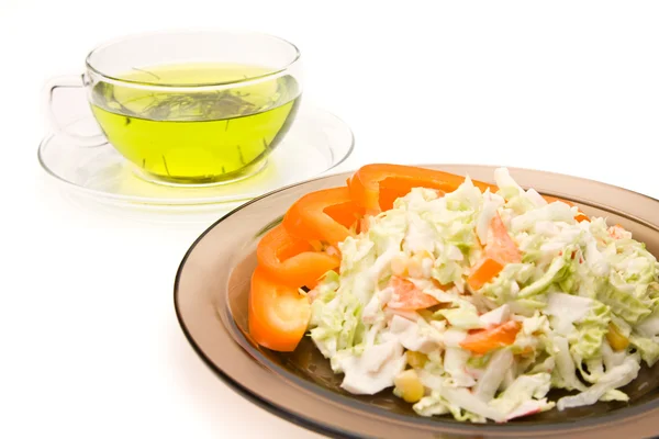 Eine Tasse Tee und ein Teller Salat — Stockfoto