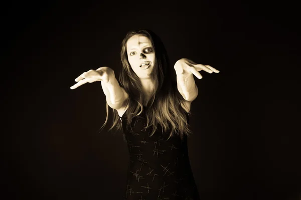 Femme zombie en robe noire — Photo