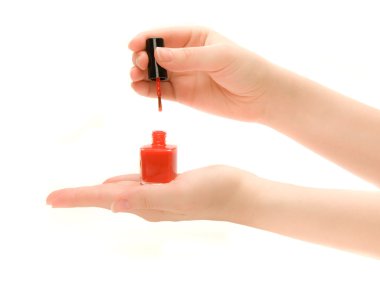 Bir şişe kırmızı oje tutan kadının el