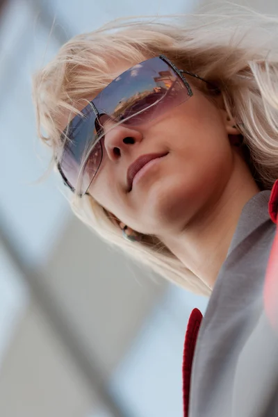 Vrouw op zoek naar de camera buiten — Stockfoto