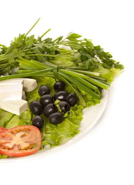 Тарелка салата, фета, черные оливки и помидоры — стоковое фото