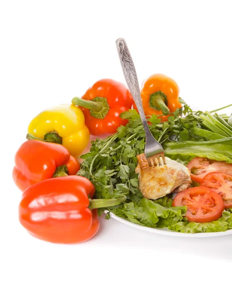 Un plato con pollo quemado, tomates, aceitunas y colorido pep —  Fotos de Stock