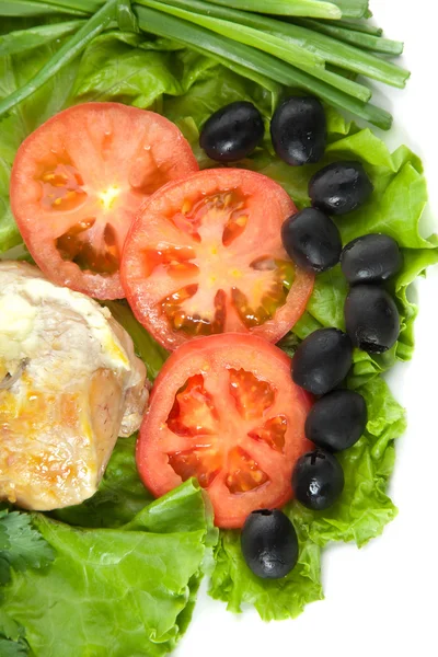 Тарелка с горящей курицей, помидорами, оливками — стоковое фото