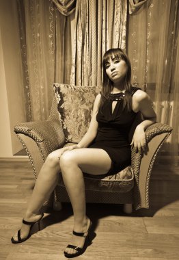 koltukta oturan seksi kadın