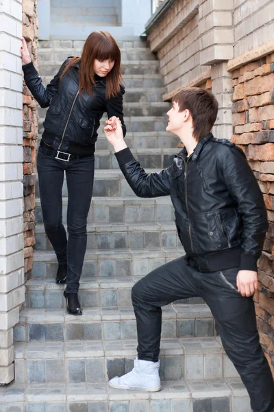 Jonge man en vrouw — Stockfoto