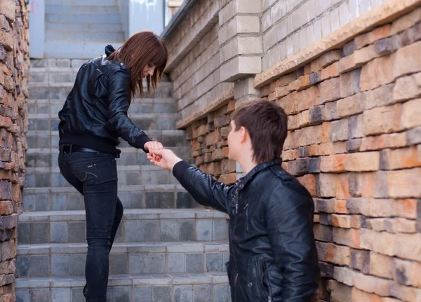 Jonge man en vrouw buitenshuis (focus op vrouw) — Stockfoto