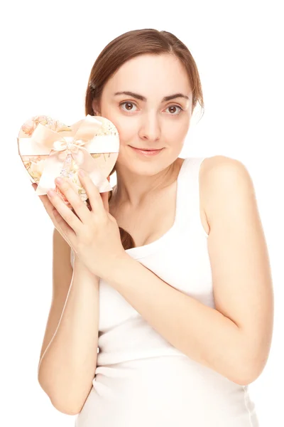 Bella donna con scatola regalo isolata su bianco — Foto Stock