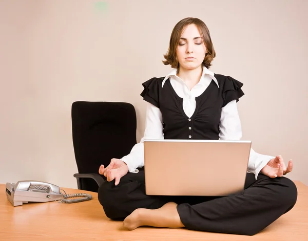 Jonge vrouw zitten in lotus pose — Stockfoto