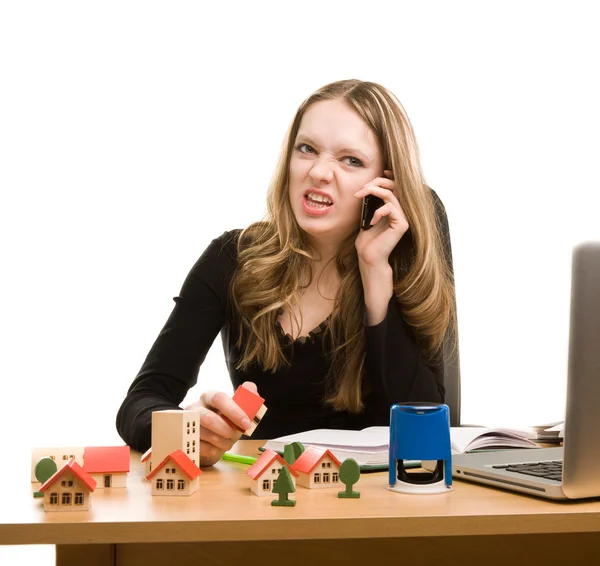 Joven empresaria escribiendo en cuaderno y llamando por teléfono — Foto de Stock