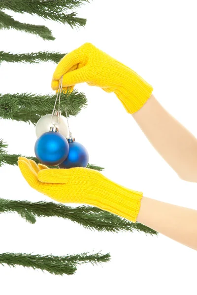 La mano de la mujer con la pelota en el árbol — Foto de Stock