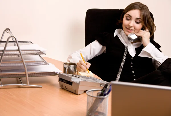 Femme d'affaires appelant par téléphone au bureau — Photo