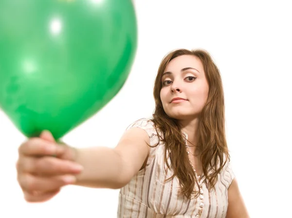 Hermosa mujer sosteniendo un globo (enfoque en la mujer ) — Foto de Stock