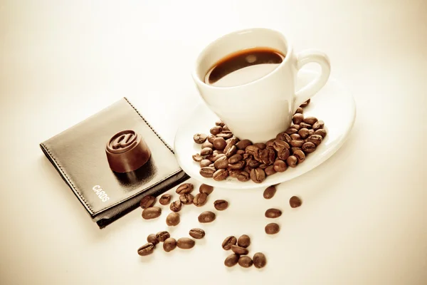En kopp kaffe, frön, godis och kort — Stockfoto