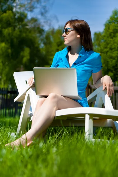 Kobieta siedzi na tarasie słonecznym — Zdjęcie stockowe