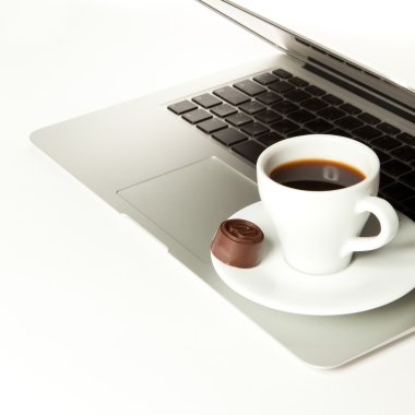 Laptop ve bir fincan kahve.