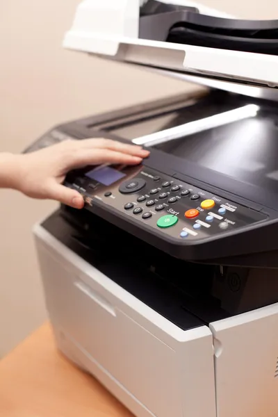 Vrouw hand met open copier — Stockfoto