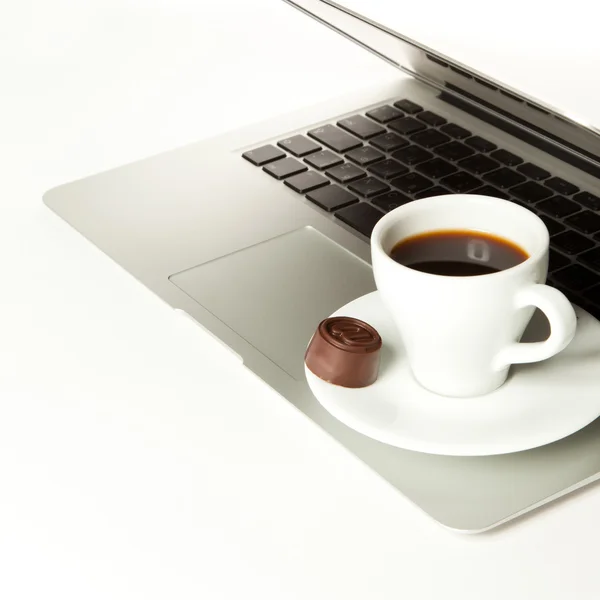 笔记本电脑和一杯咖啡 — 图库照片