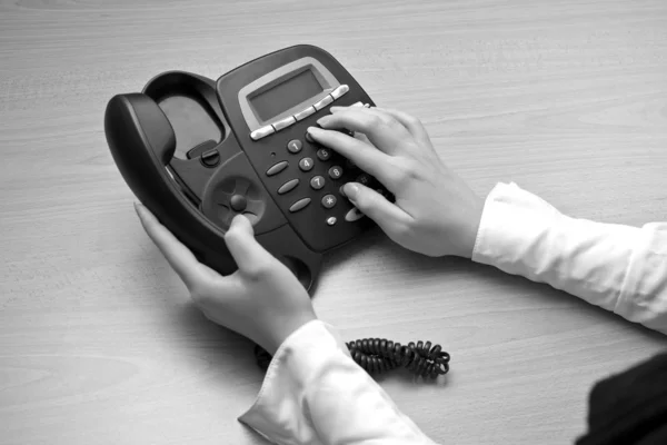 Vrouw handen met telefoon in het kantoor — Stockfoto