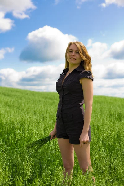 Vrouw in zwarte doek in zonlicht — Stockfoto