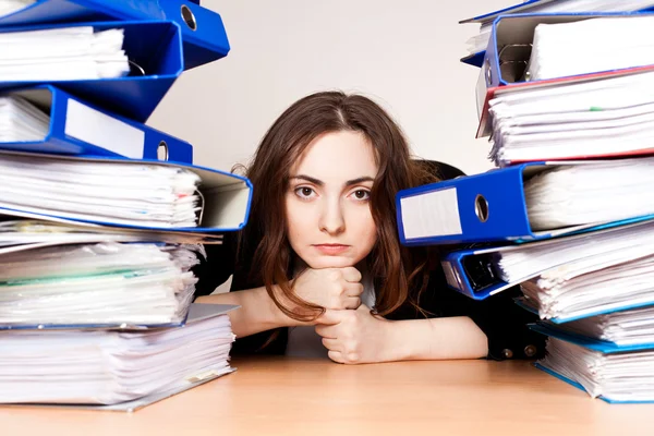 Gefrustreerd zakenvrouw met stack van mappen — Stockfoto