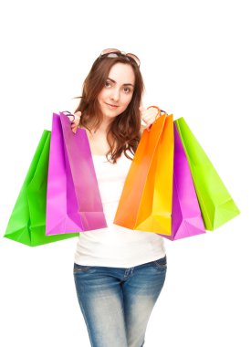 güzel bir kadın ile renkli alışveriş torbaları