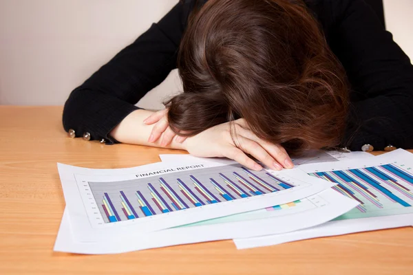 Slapen zakenvrouw met financieel verslag — Stockfoto
