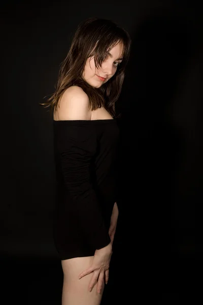 Jonge verlegen vrouw in jurk — Stockfoto
