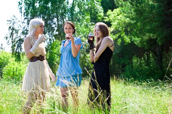 Imagem de mulheres sorrindo e bebendo na floresta — Fotografia de Stock