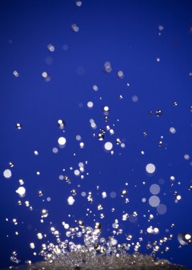 Mavi arkaplanda su damlası