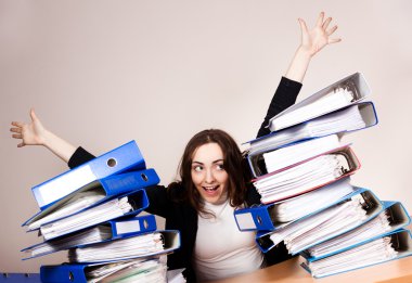 klasörleri bir sürü mutlu bir kadın