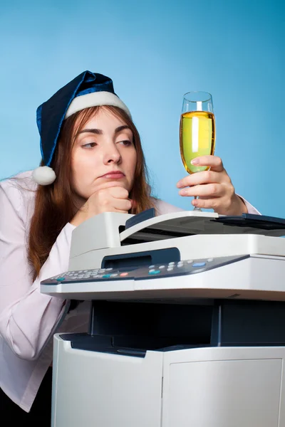 Depresiva mujer con sombrero de fiesta y una copa de champán — Foto de Stock