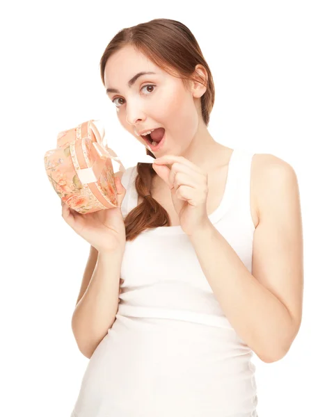 Schöne Frau mit Geschenkbox isoliert auf weiß — Stockfoto