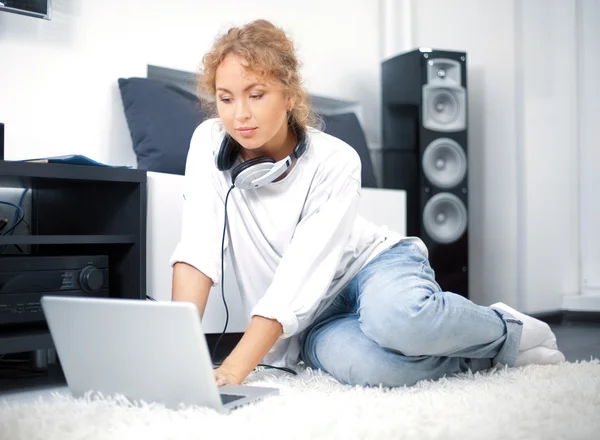 Vrouw die op de vloer zit — Stockfoto