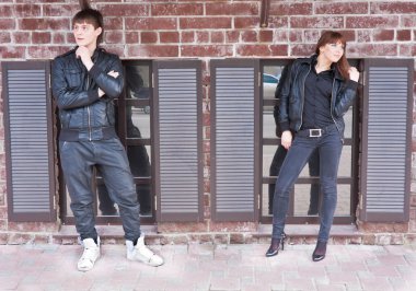 erkek arkadaşıyla dışarıda gülümseyen güzel kadın